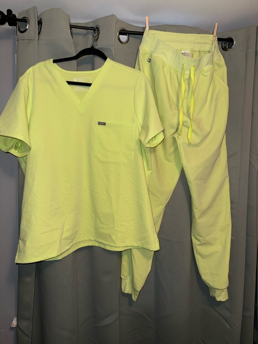 Figs Neon Yellow Women's Scrub Set - V-Neck Top & Jogger Pants